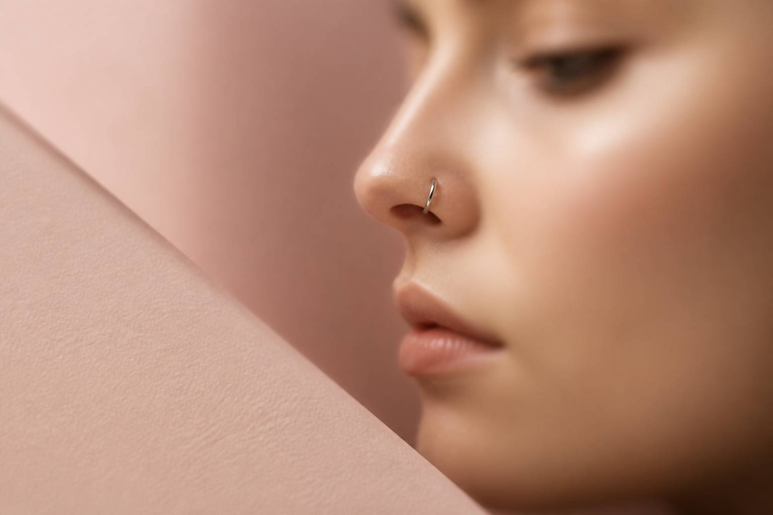 Profil flou avec anneau de nez discret en métal brillant